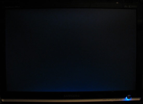 Op een zwart scherm ietwat backlight bleeding