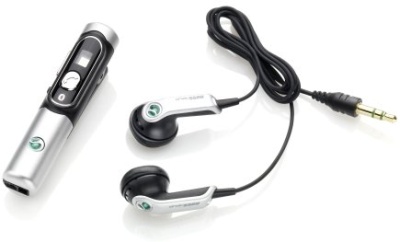 De Sony Ericsson HBH-DS200 en bijgeleverde oortjes De Sony Ericsson HBH-DS200 en bijgeleverde oortjes